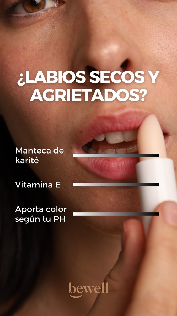 Creatividad de Bewell: primer plano de unos labios con el bálsamo y el texto «¿Labios secos y agrietados?»